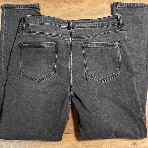 Beautiful mid length waist skinny black jeans from Buffalo - Picture 3 of 12